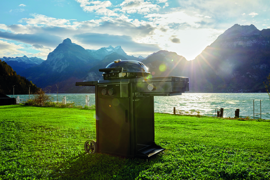 Outdoorchef Grill vor Bergsee - grillshop.at