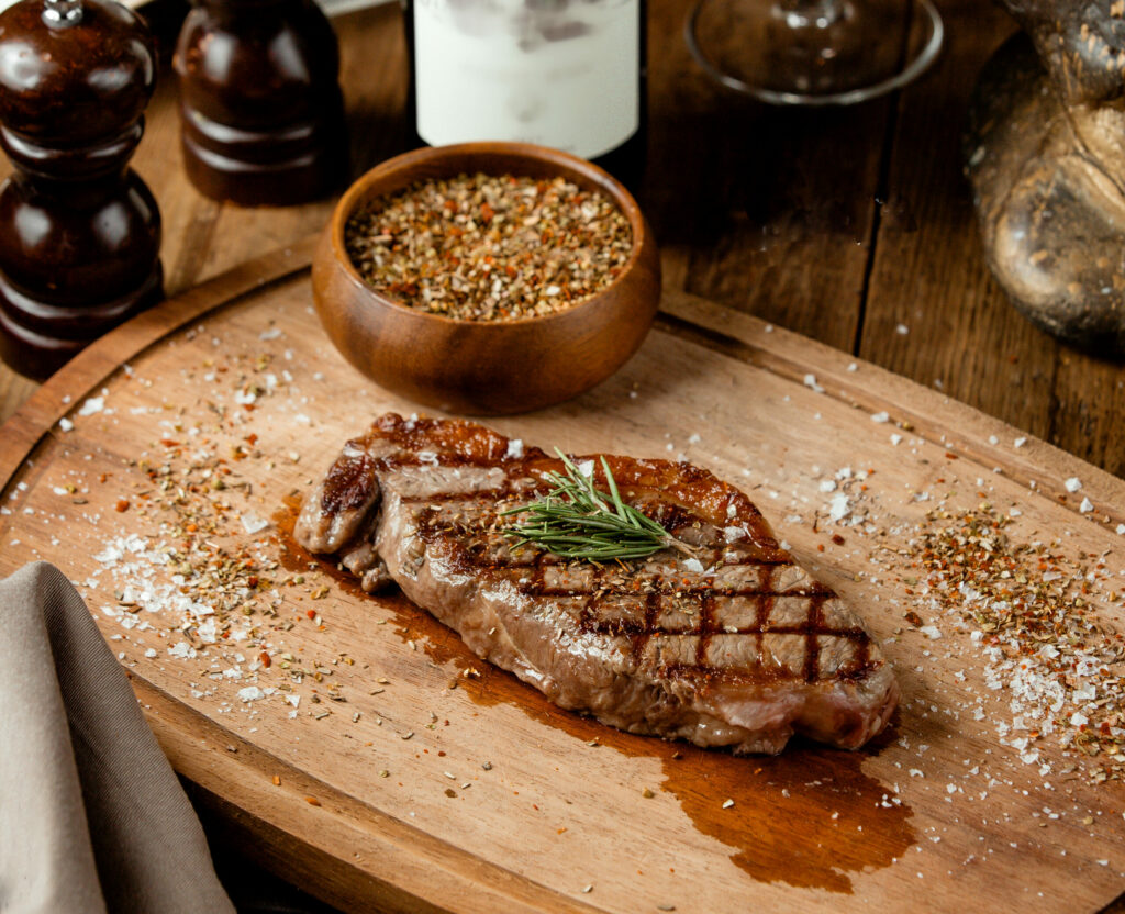 Steak auf Holzbrett - grillshop.at