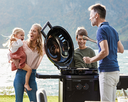 Familie am Grillen - grillshop.at