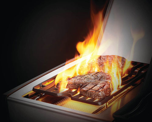 Steak-Sizzle-Zone-mit-steaks-und-feuer