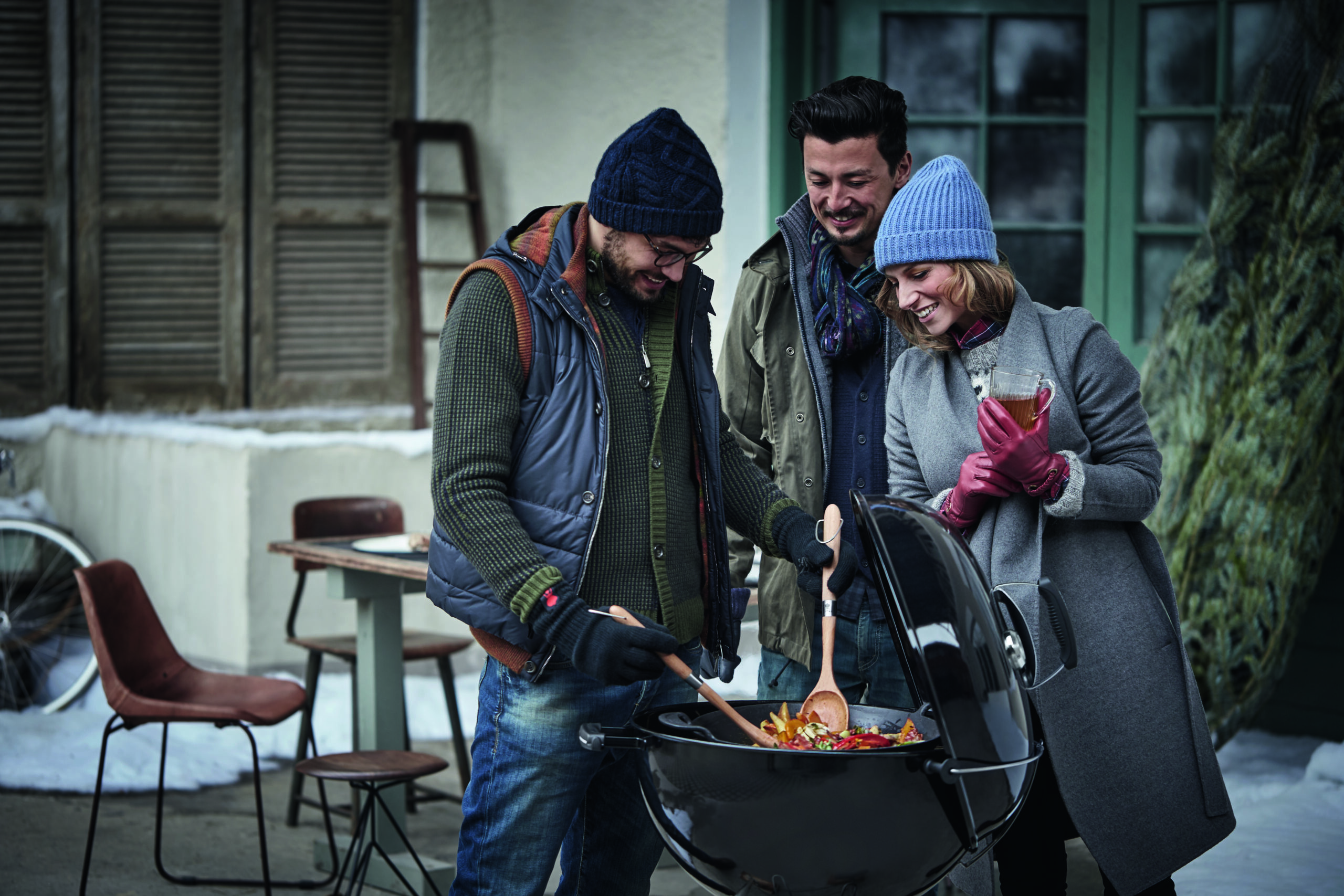 Freunde am Grillen