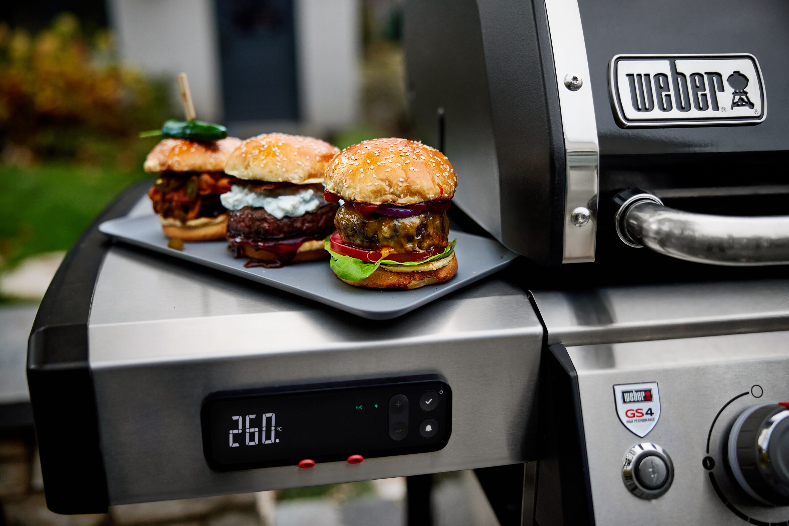 perfekte Burger auf dem Seitentisch des Grills bereitgestellt